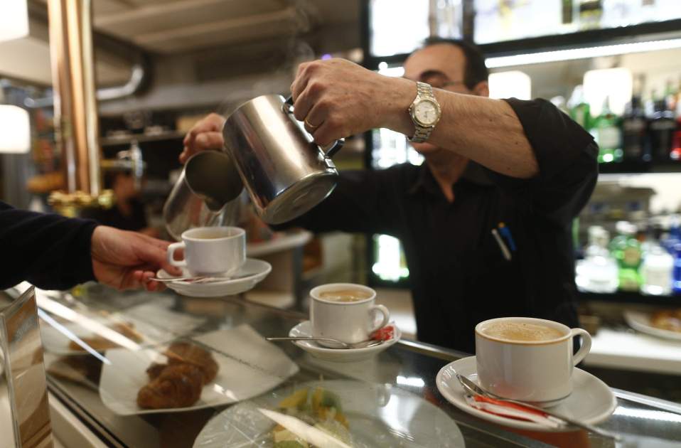 Un camarero sirviendo un desayuno. EP