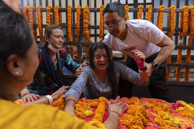 Rinden homenaje a todos los fallecidos en la protesta de la Generación Z en Katmandú / Foto: NARENDRA SHRESTHA Rinden homenaje a todos los fallecidos en la protesta de la Generación Z en Katmandú / Foto: NARENDRA SHRESTHA