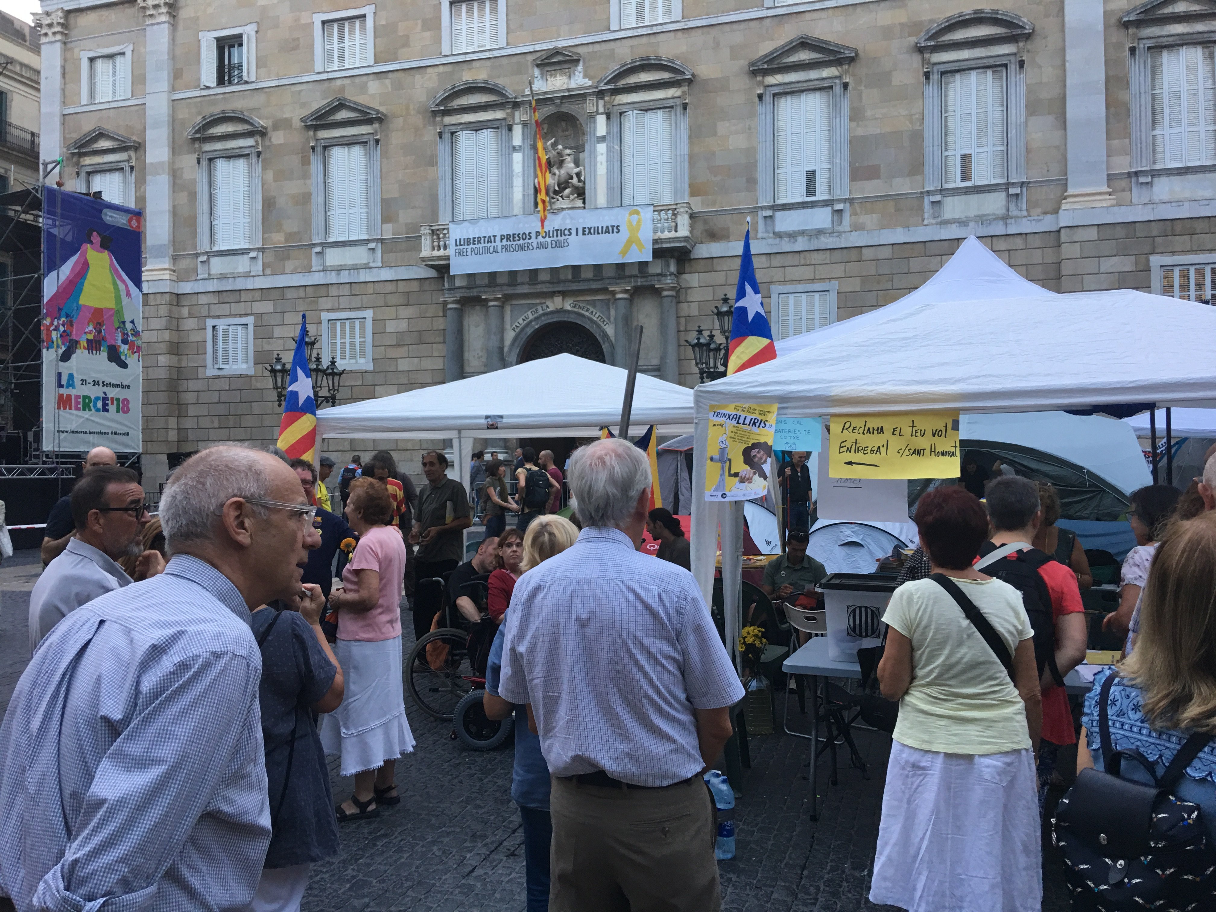 La acampada de la plaza Sant Jaume se queda (a medias) por la Mercè