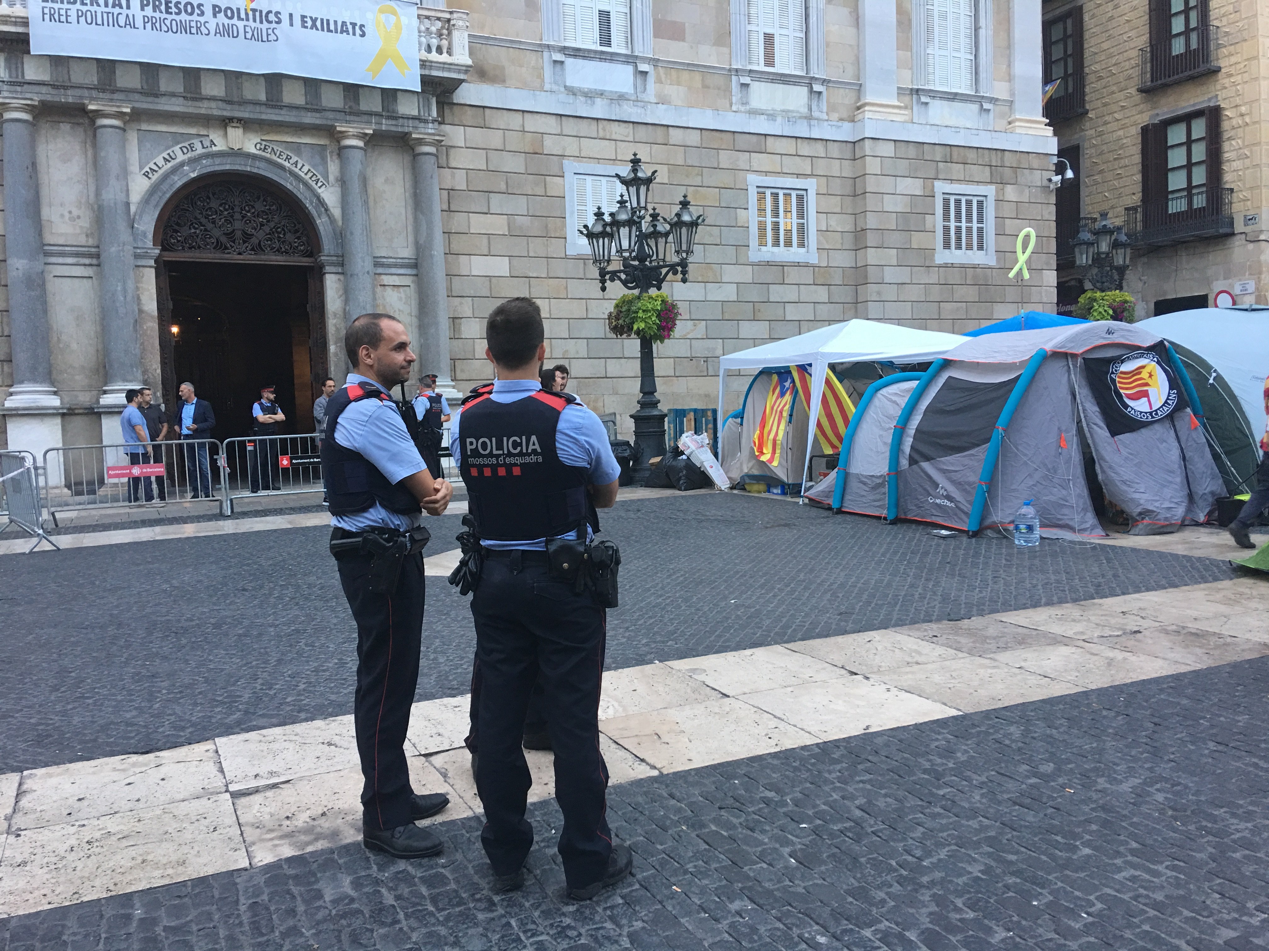 Los acampados de plaza Sant Jaume se marchan