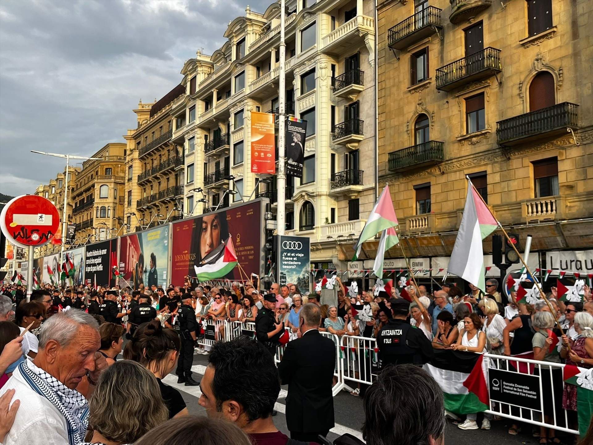 Desenes de manifestants a les portes del Festival de Sant Sebastià demanen la fi del "genocidi" a Gaza