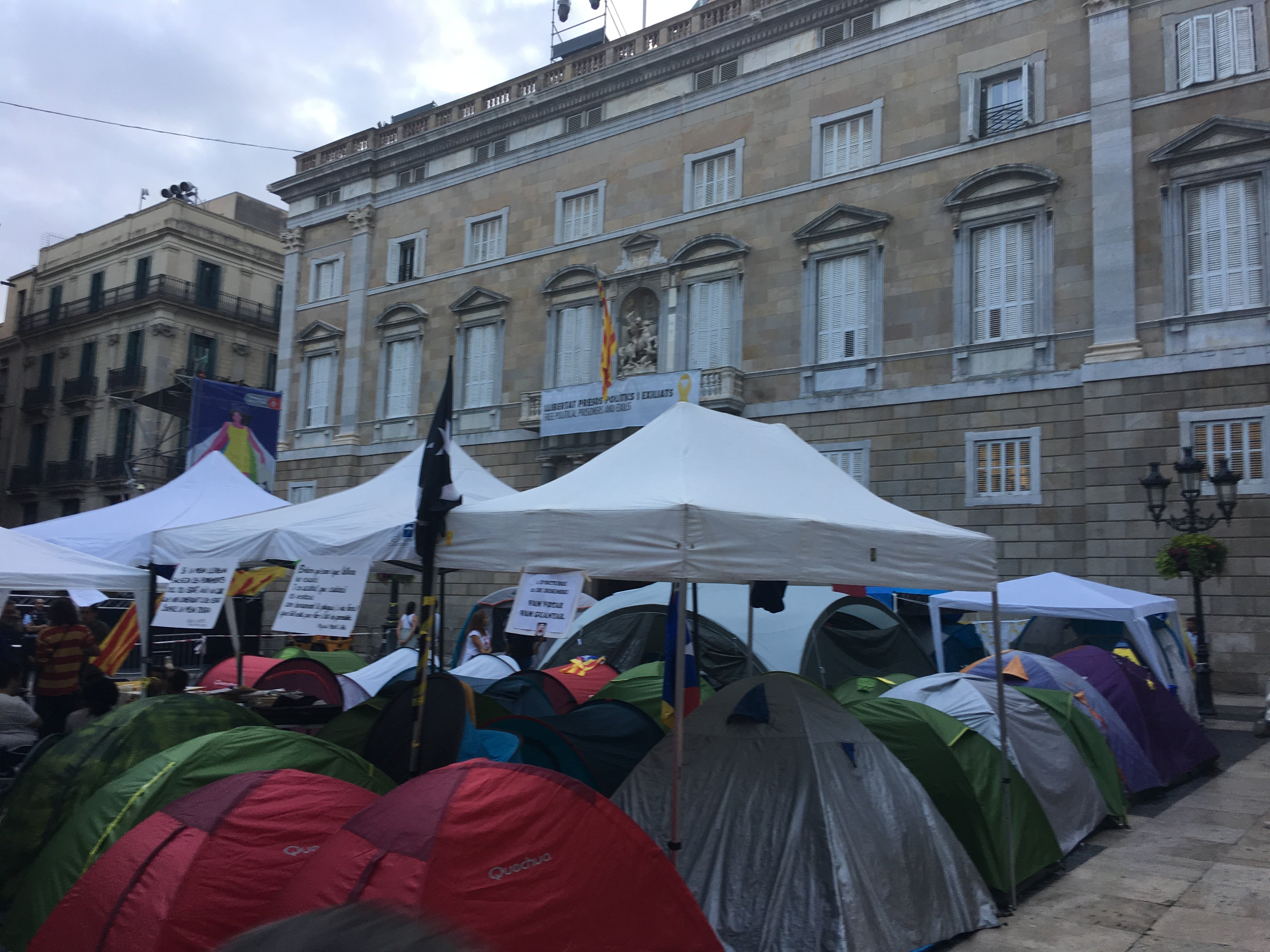 L'Ajuntament pacta amb l'acampada de St. Jaume que sigui "compatible" amb la Mercè