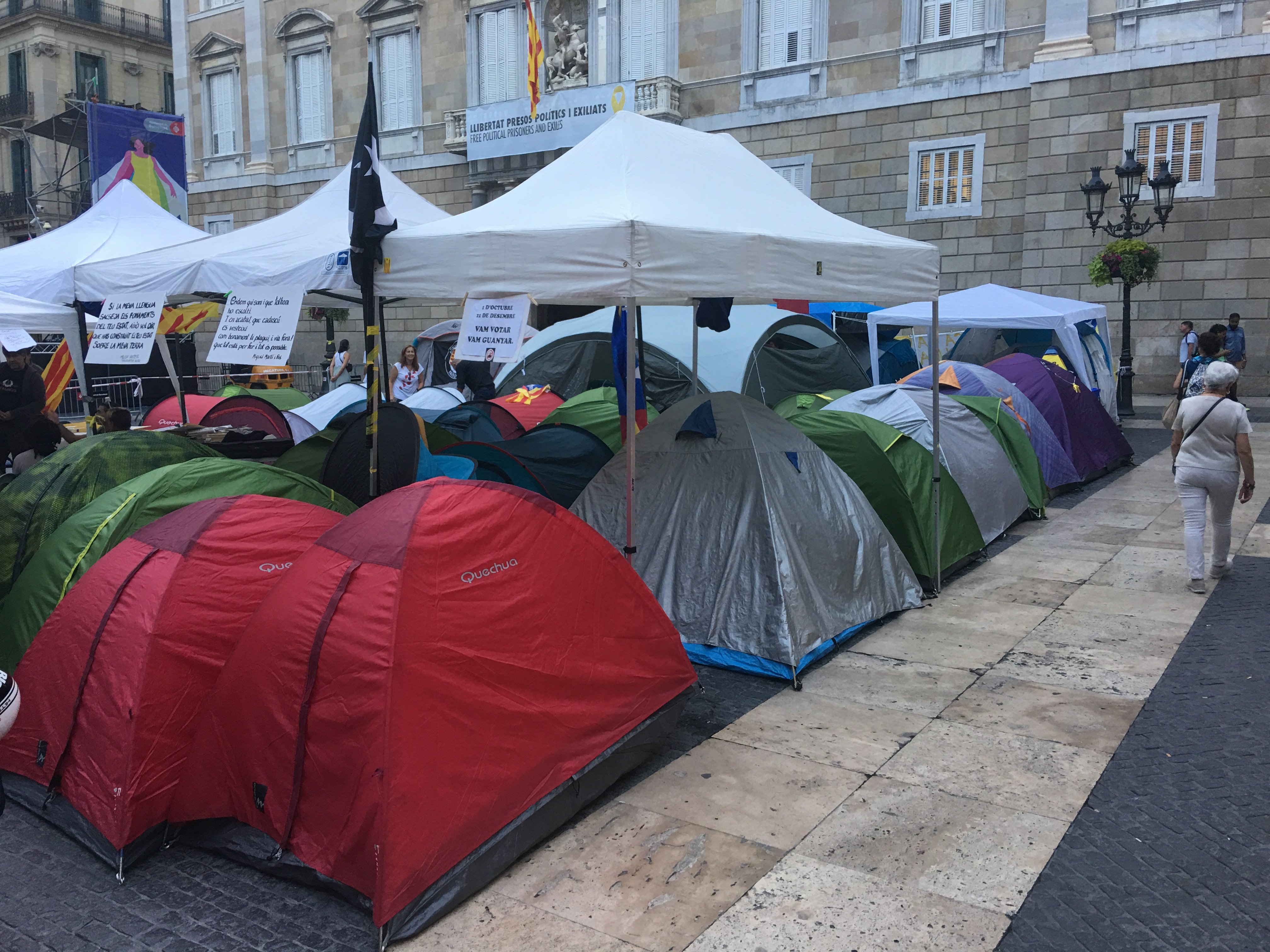 La acampada independentista vuelve a instalarse en plaza Sant Jaume