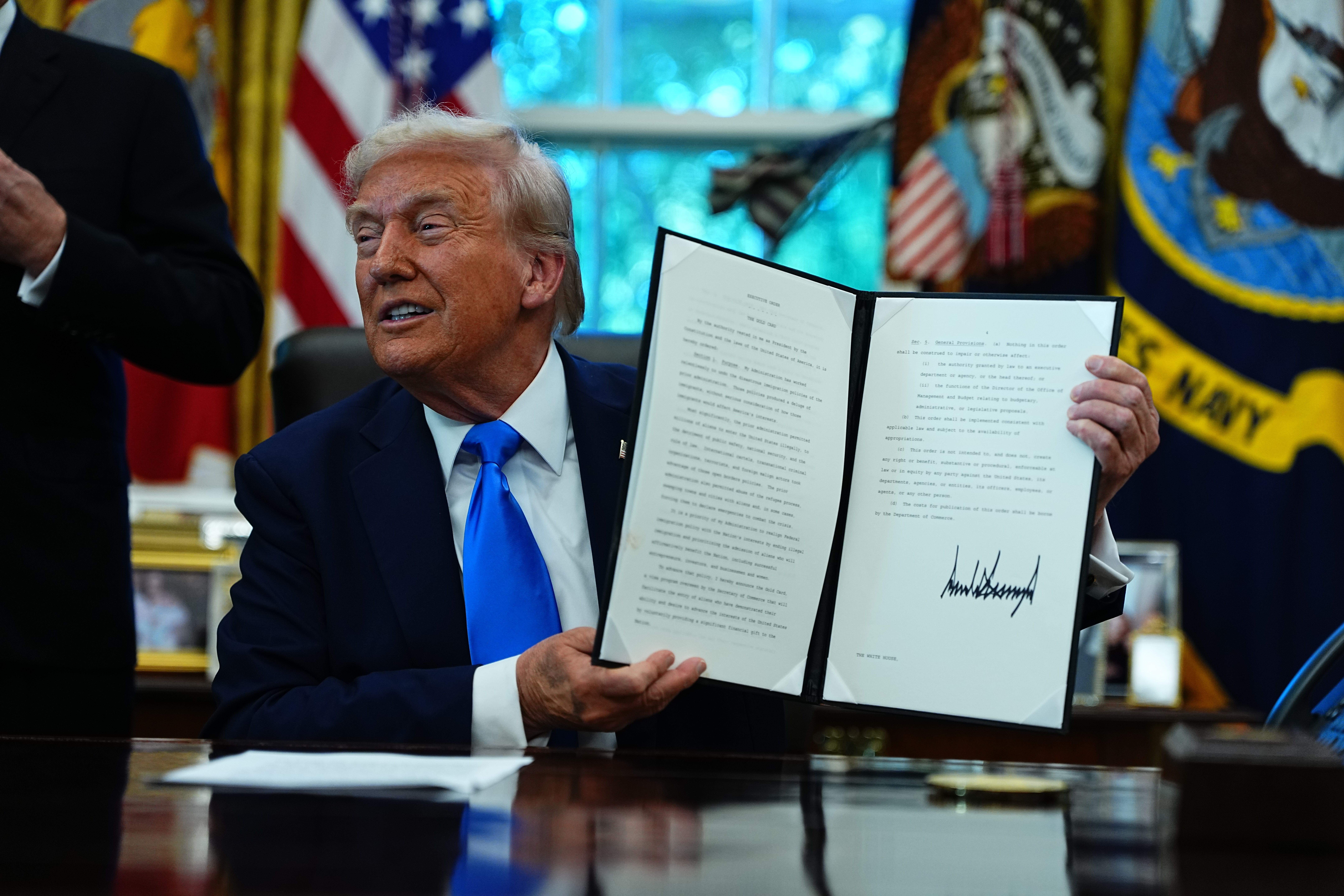 ¿Puede Trump retirar la licencia a las televisiones que lo critiquen o le lleven la contraria?