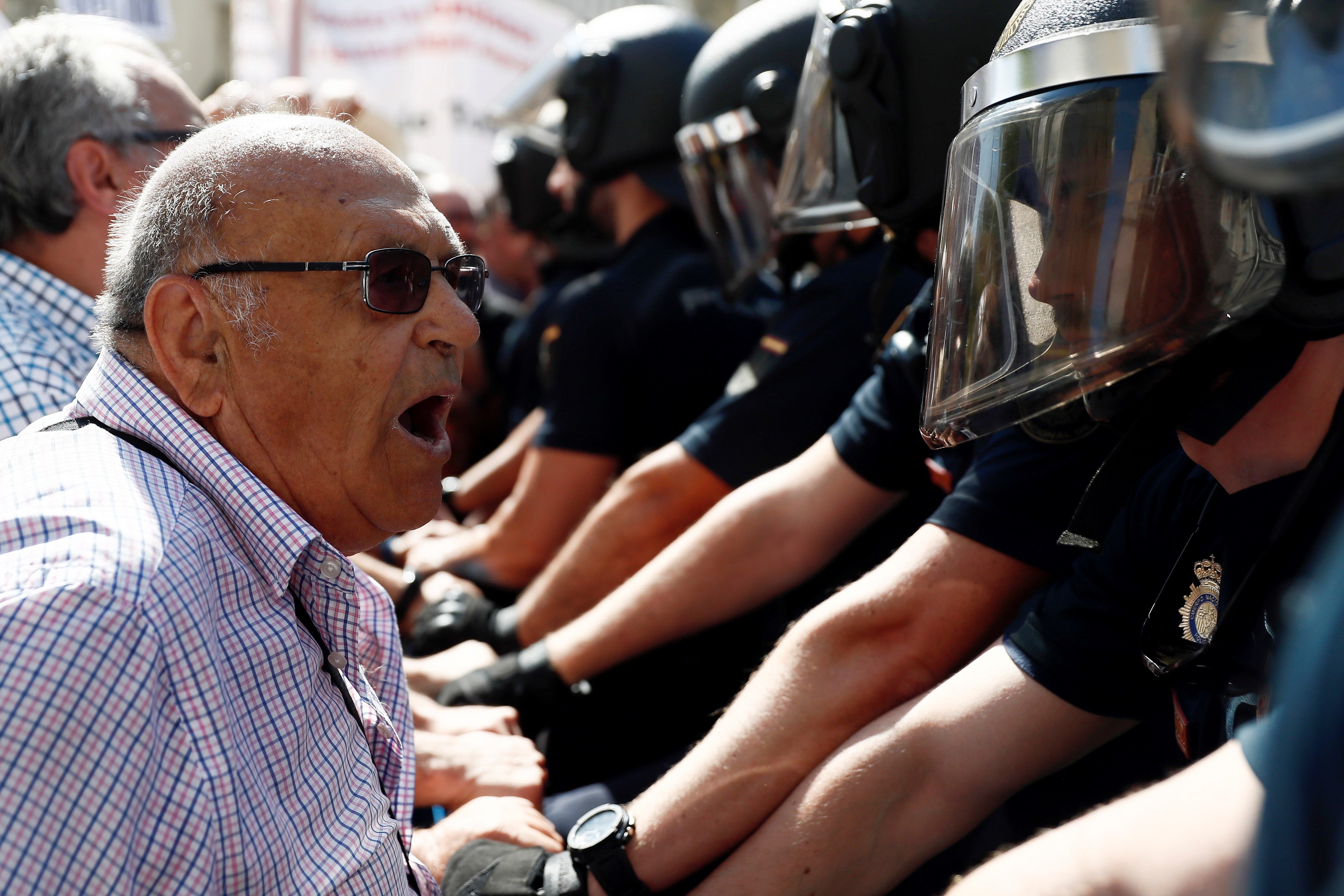 Tensió entre pensionistes i la policia davant del Congrés