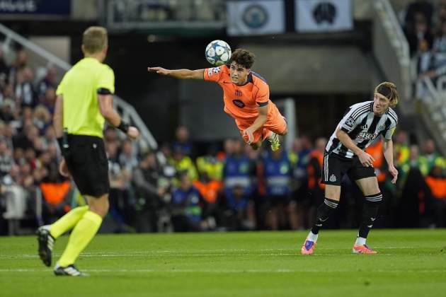 Cubarsí disputando pelota aérea contra el Newcastle Barça / Foto: Europa Press