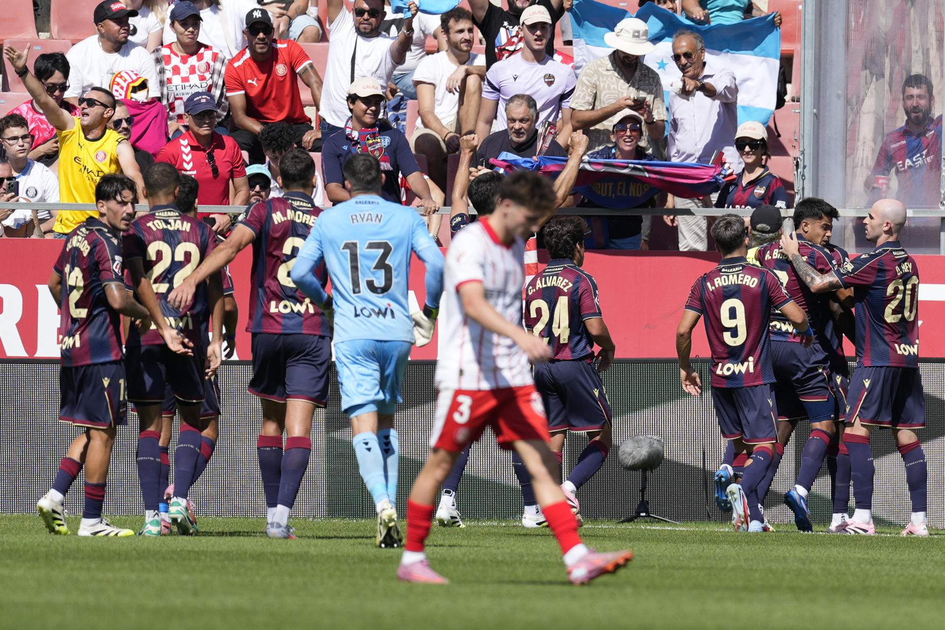 Un Girona sin alma recibe un severo castigo del Levante (0-4) y se hunde todavía más