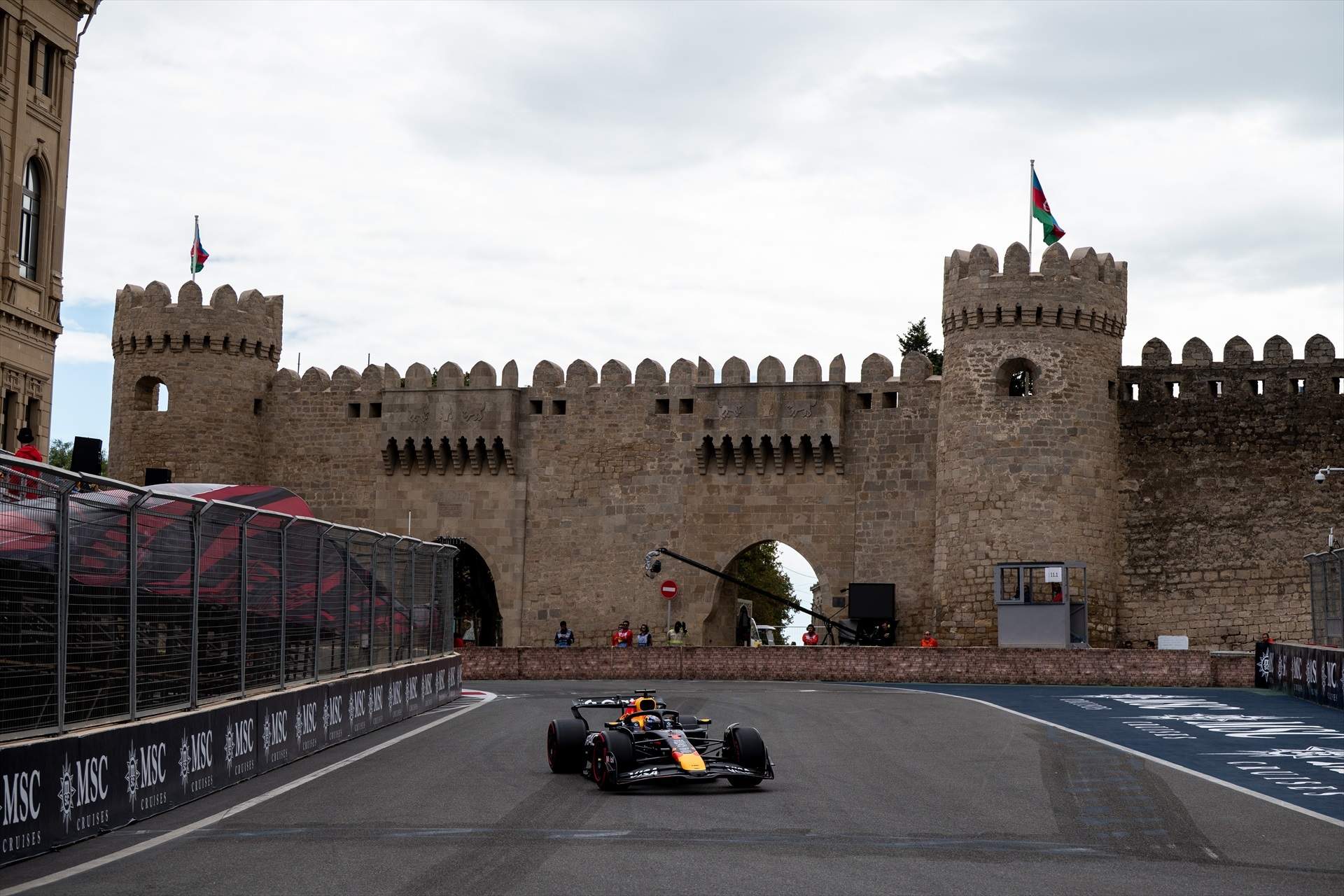 Verstappen arrebata la pole a Carlos Sainz en la 'qualy' con más banderas rojas de la historia de la F1