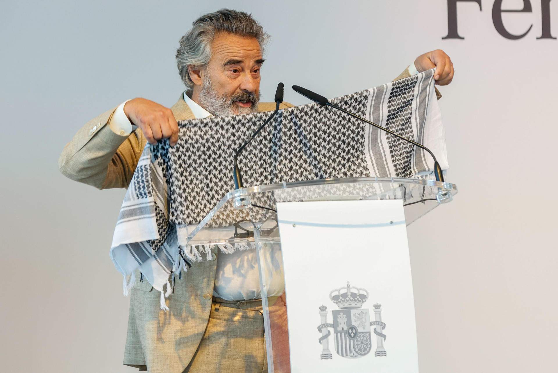 Eduard Fernández recull el Premi de Cinema amb un mocador palestí: “Gaza és un mirall on sortim tots”