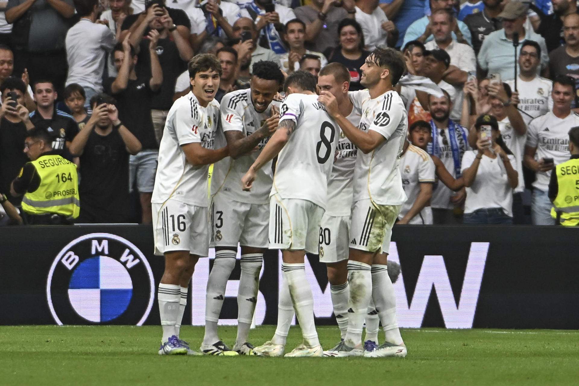 El Real Madrid se impone a un Espanyol intimidado (2-0) para seguir líder en puntuación perfecta