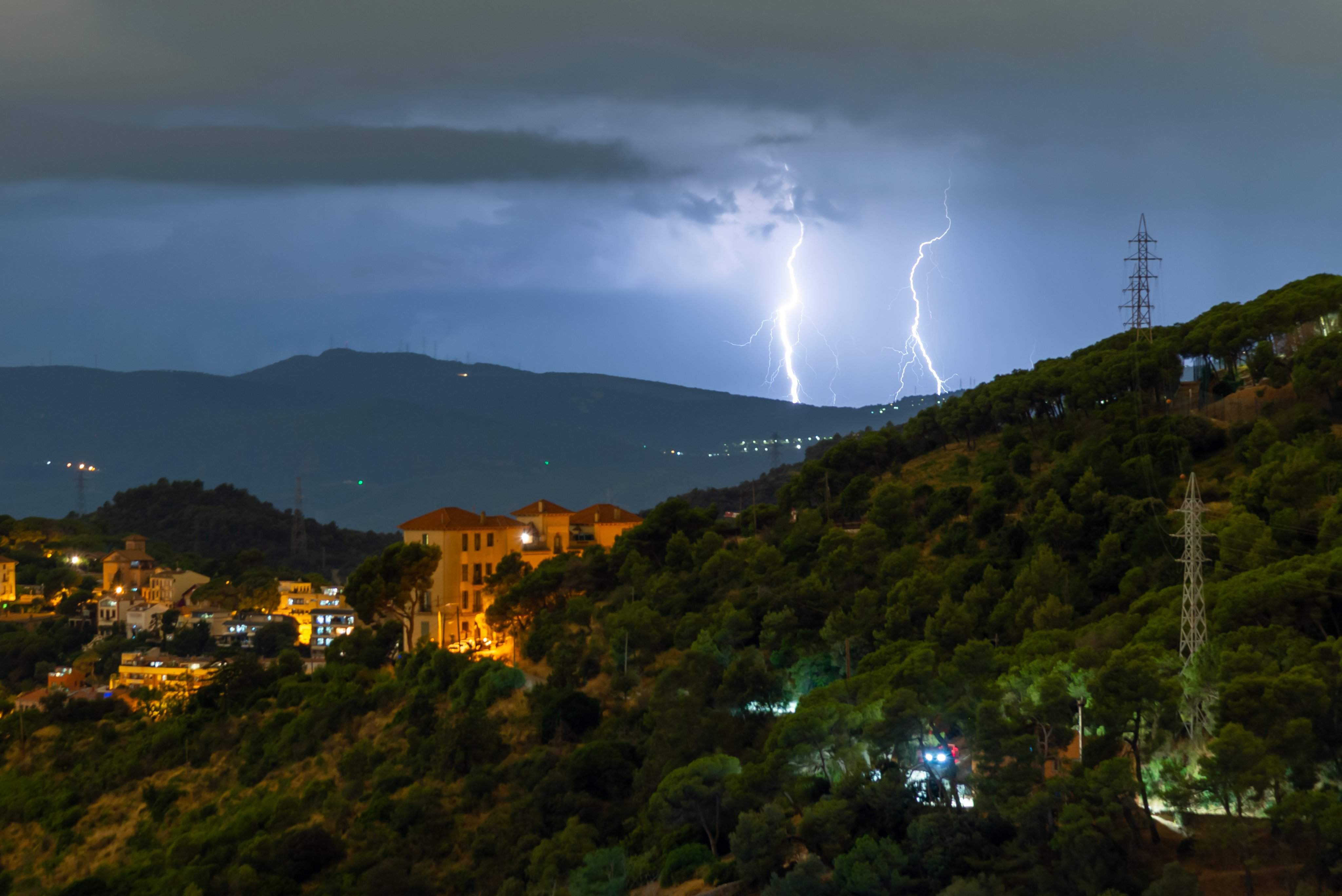 Catalunya en alerta per un nou episodi de tempestes: aiguats, pedregades i termòmetres en caiguda lliure