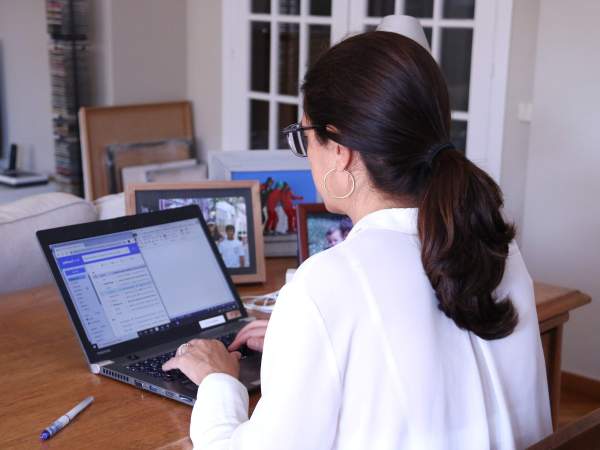 Imatge d'una treballadora fent teletreball | ACN Imatge d'una treballadora fent teletreball | ACN