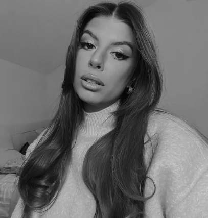 Adna, la influencer bosnia que acaba de morir, al lado de su marido IG2