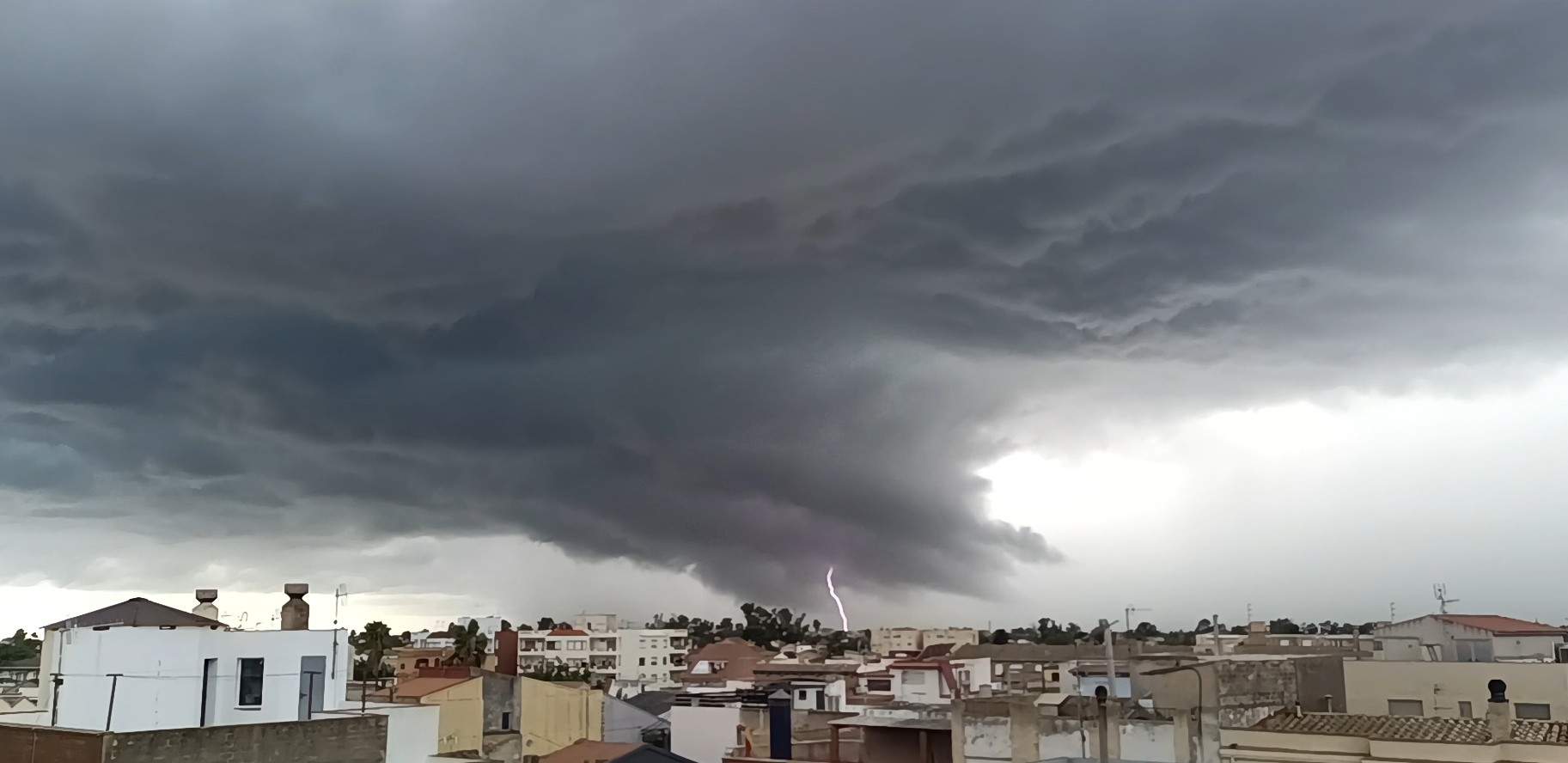Patacada de temperatures a Catalunya: tramuntana intensa, ruixats al litoral i refresacada general