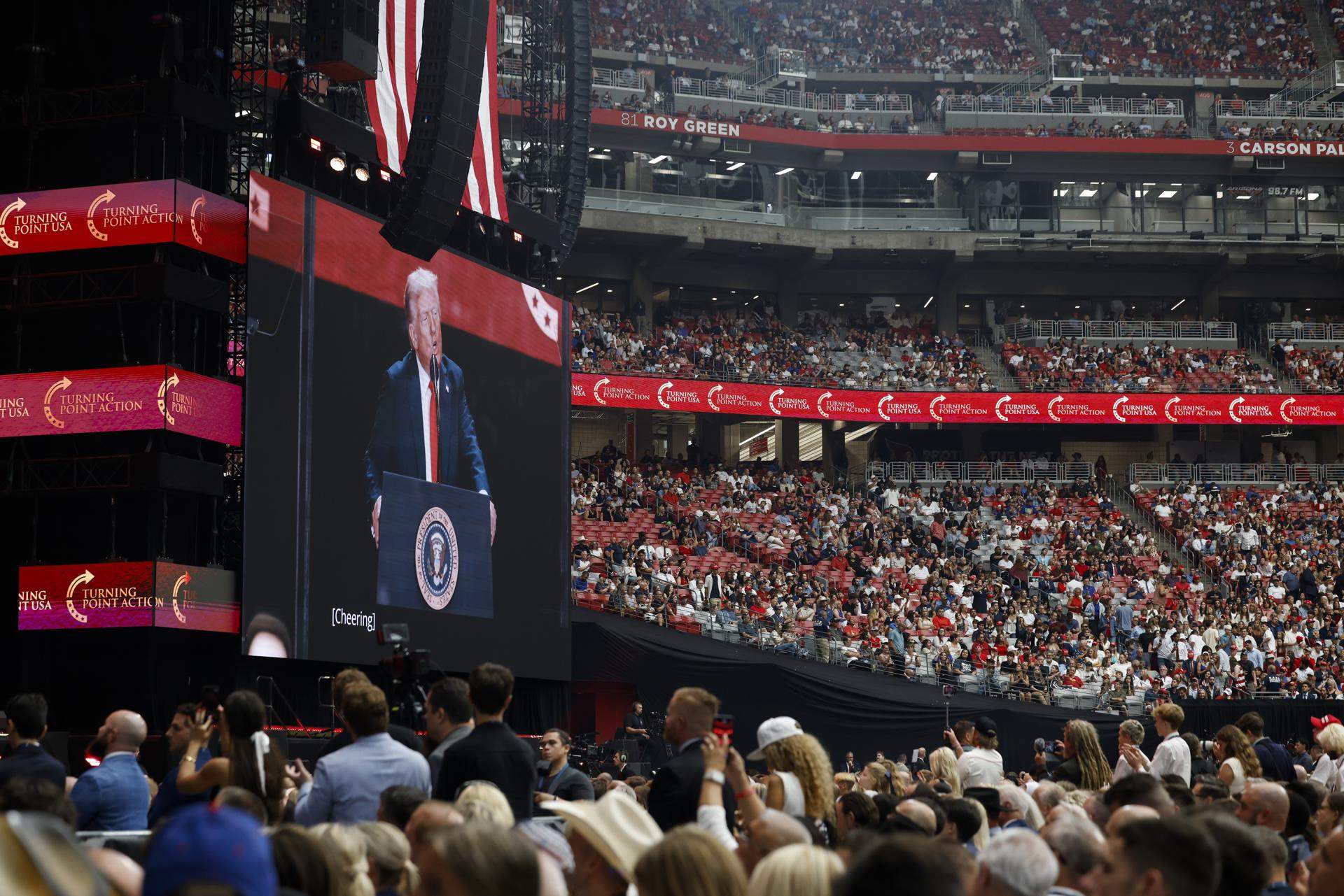 Una multitud ultra presidida per Donald Trump converteix el funeral de Charlie Kirk en un míting