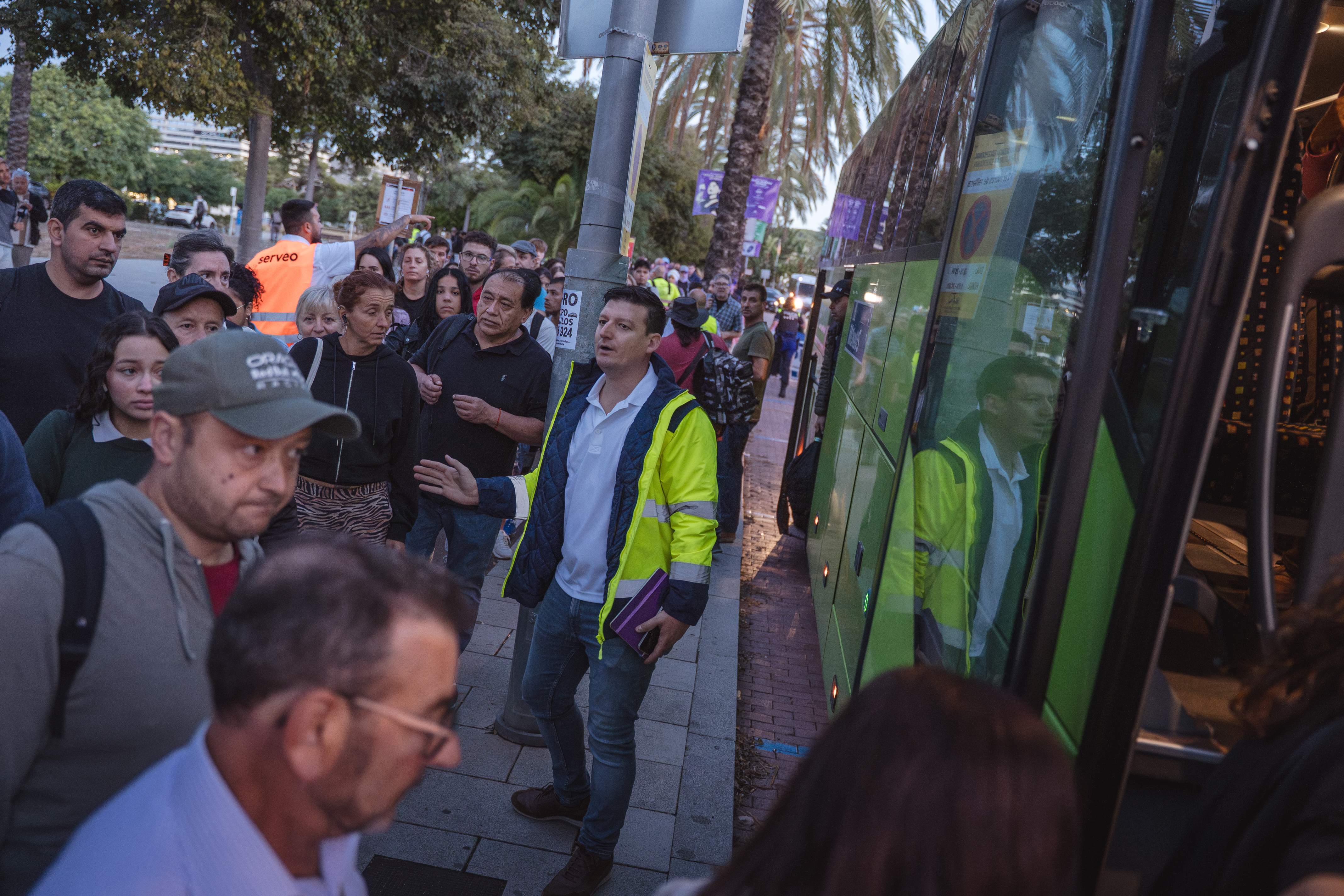 Resignació dels usuaris en el primer dia del tall de l'R2 Sud: "La setmana es farà molt llarga"