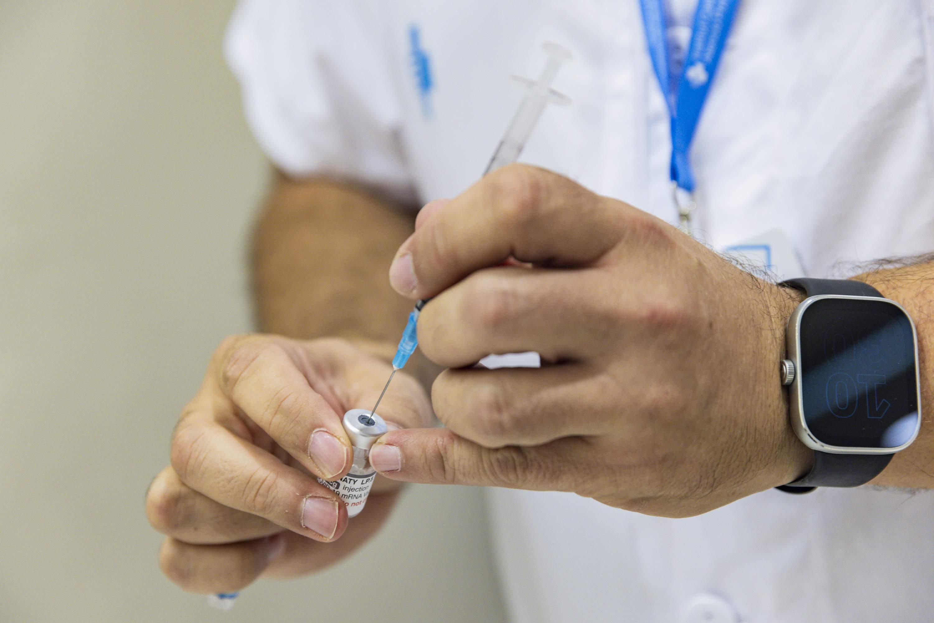 Preocupació per la baixa vacunació entre sanitaris i el perill d'hospitalització