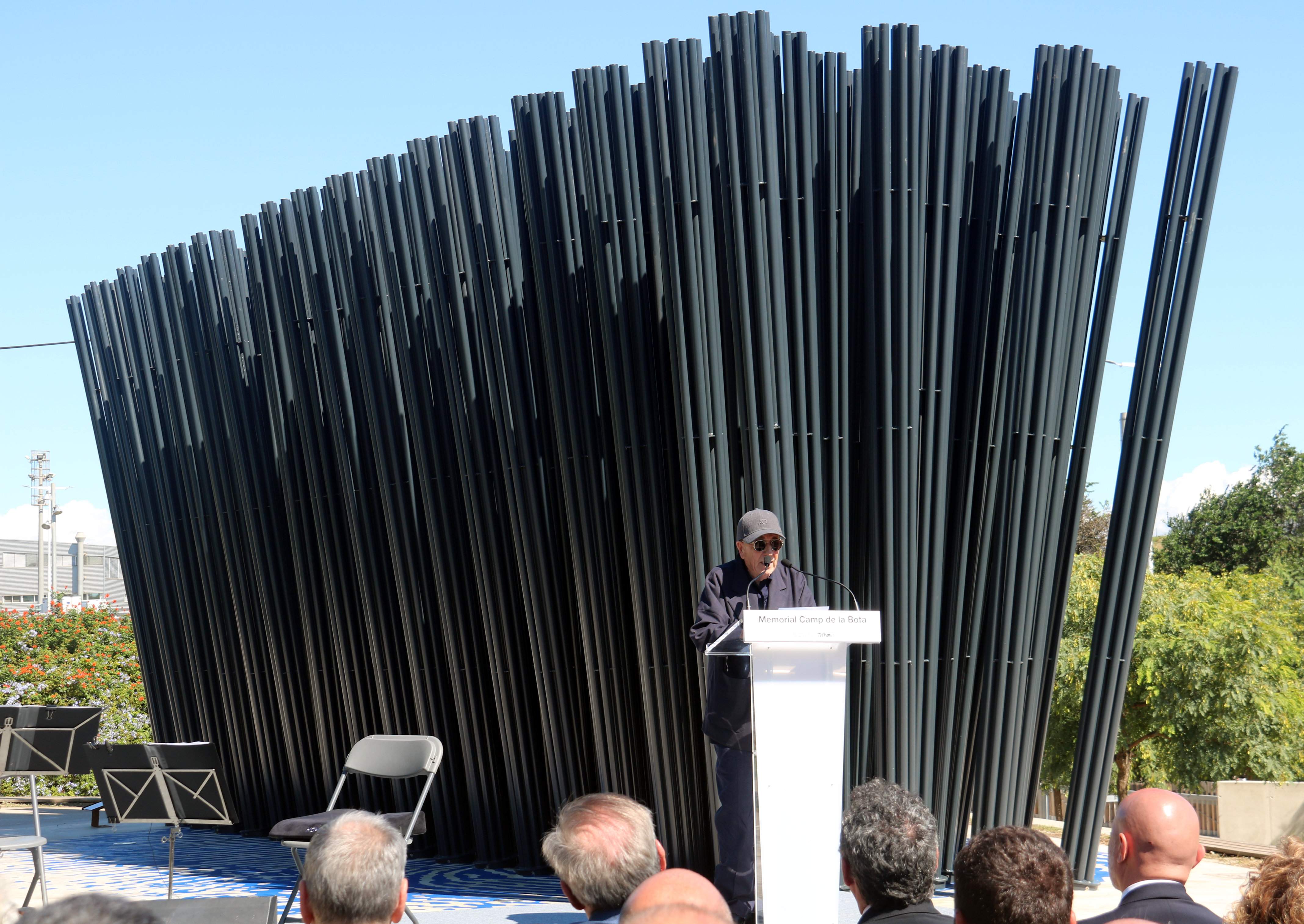 Així és ‘Bosc d’empremtes’, el memorial pels 1.700 antifranquistes afusellats al Camp de la Bota