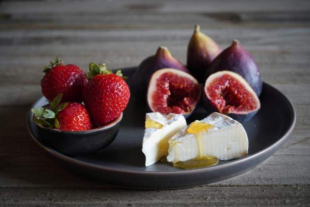 Figues, formatge i mel / Foto: Unsplash