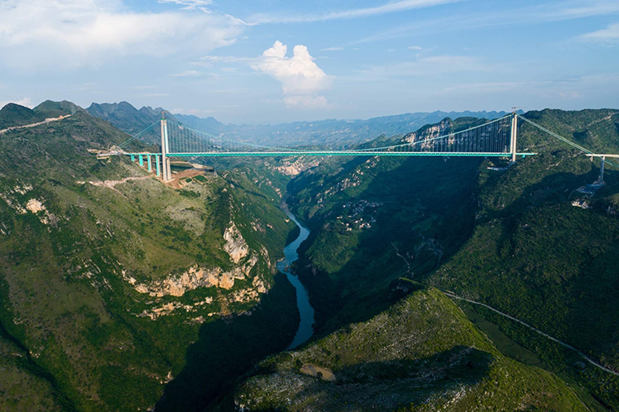 Seis años de trabajo y 10 km de largo: China levanta el puente colgante más espectacular del mundo