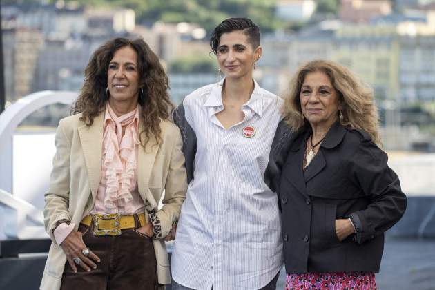 La cantant Rosario Flores; l'actriu Alba Flores y la cantant Lolita Flores  estrena film Flores para Antonio (1) La cantant Rosario Flores; l'actriu Alba Flores y la cantant Lolita Flores  estrena film Flores para Antonio (1)