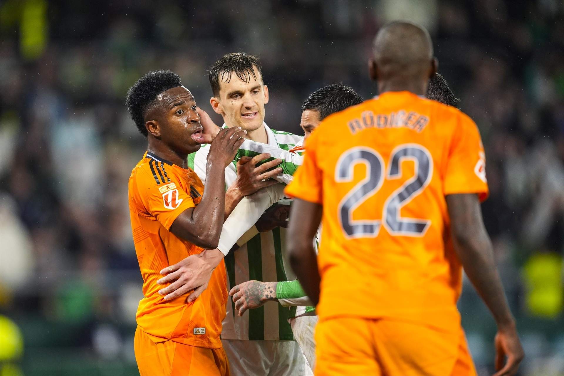 De segundo a decimosexto: el Betis se suma a las burlas a Vinícius después del Balón de Oro