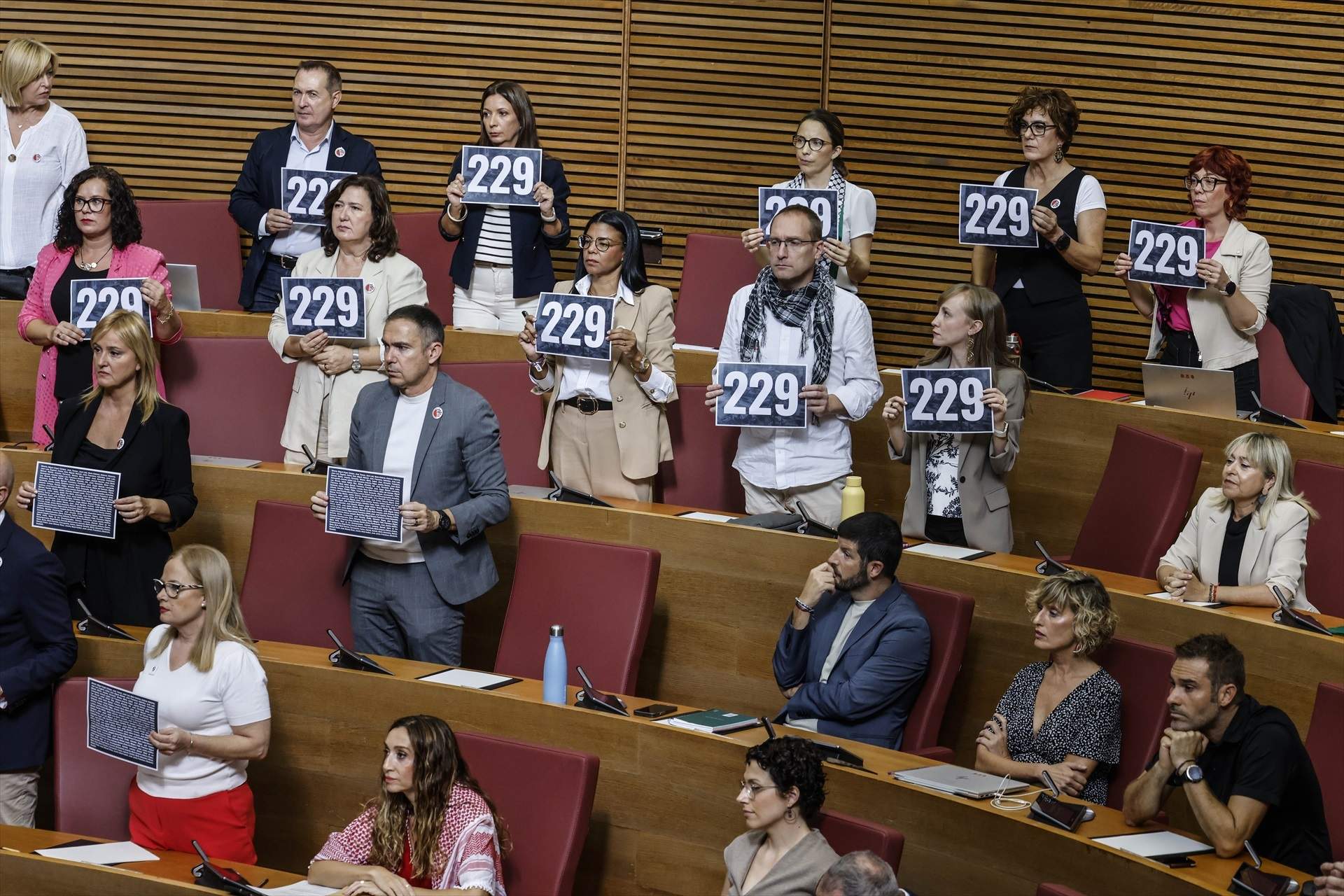Víctimas de la DANA y oposición se van de las Corts Valencianes cuando Mazón dice tener "la mano tendida"