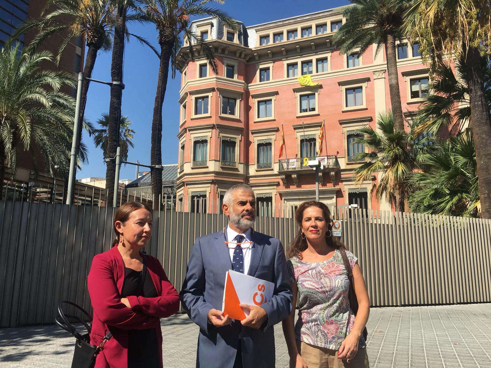 Ciutadans es planta a la Conselleria d'Interior per exigir que treguin els llaços