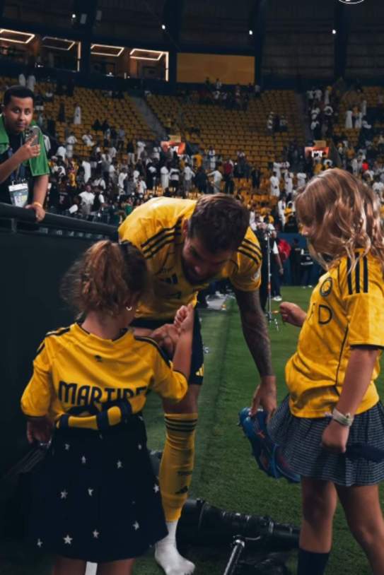 íñigo Martínez saludant les seves filles Nikole i Paule   Instagram