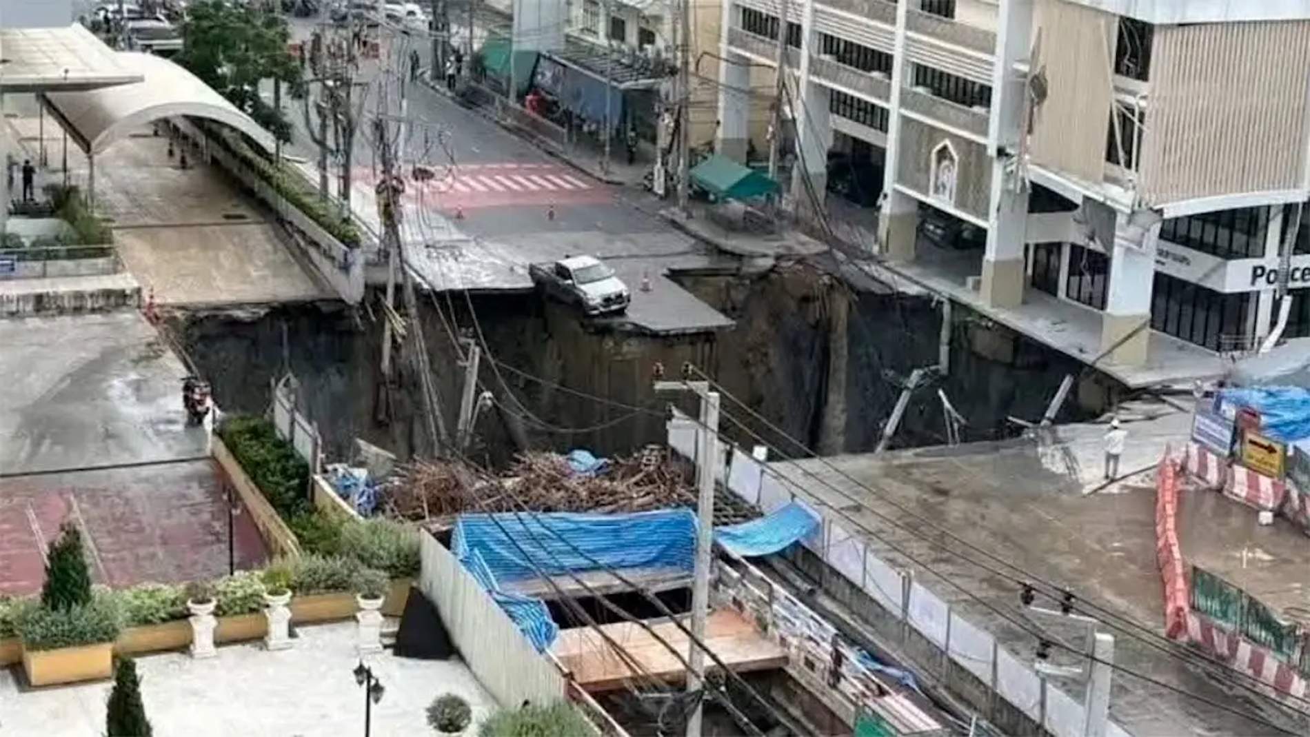 Les espectaculars imatges d’un esvoranc a Bangkok pel col·lapse d’una carretera en obres