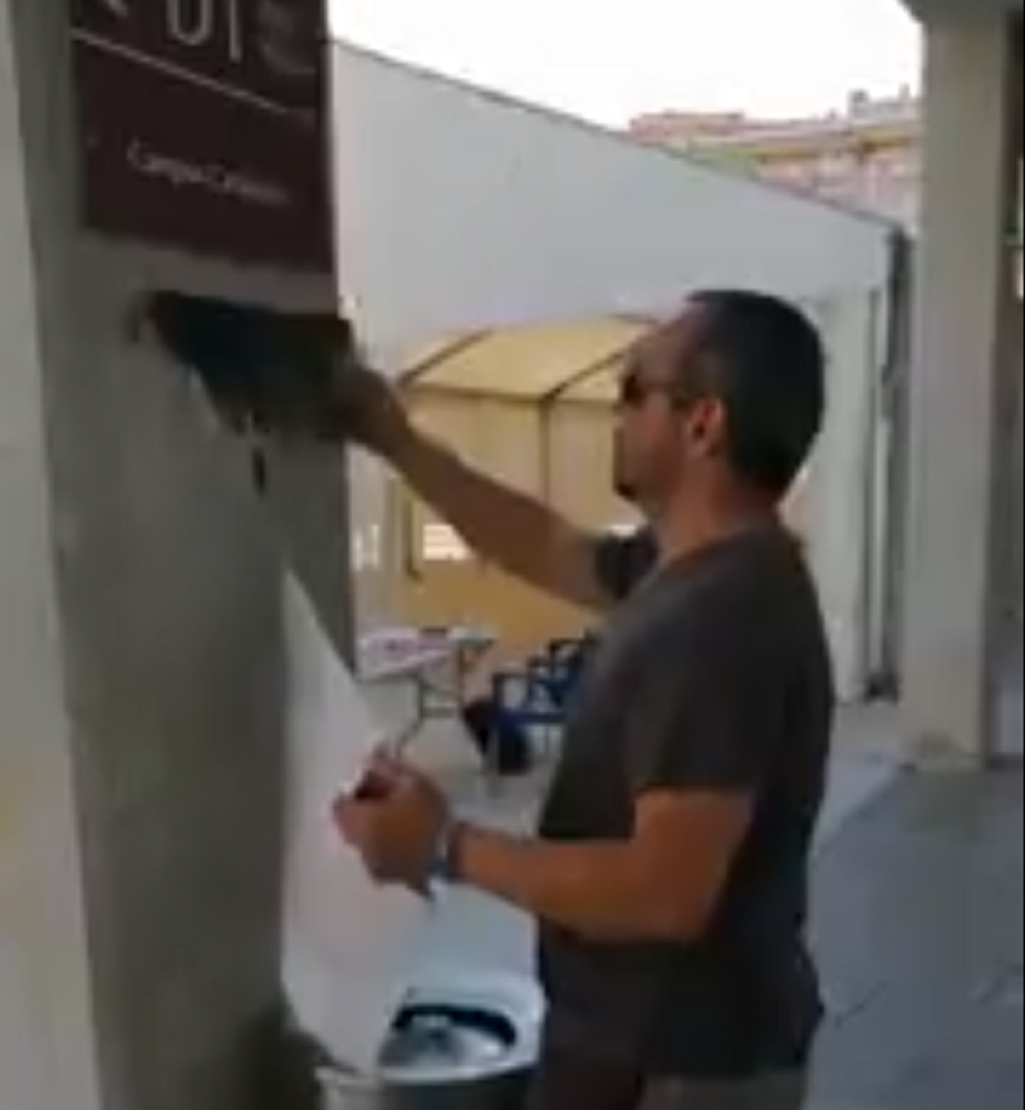 Vídeo: Un grup unionista arrenca cartells per la República a la URV