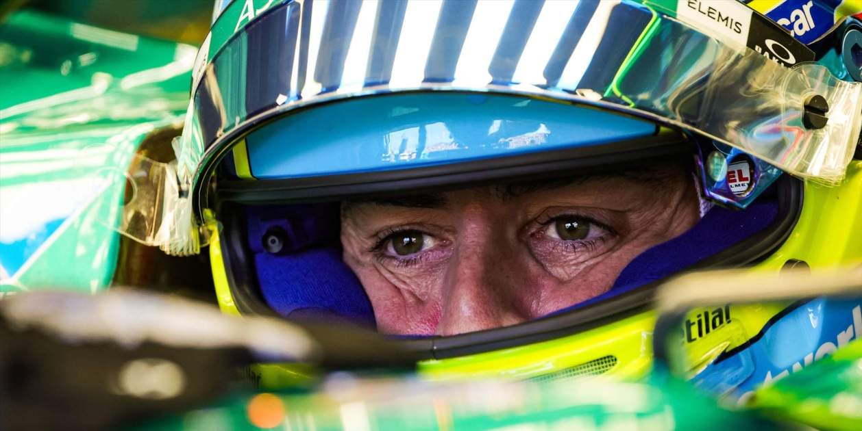 Fernando Alonso box Aston Martin