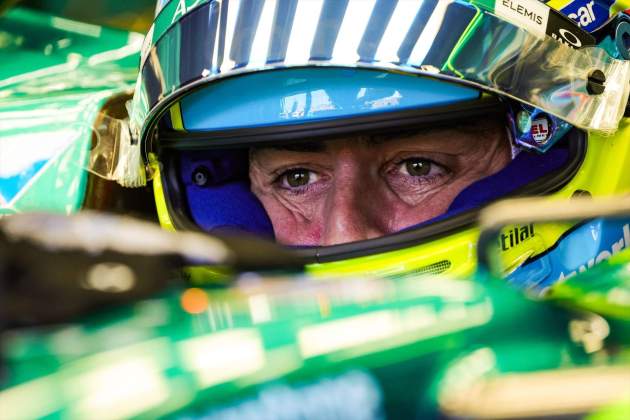 Fernando Alonso box Aston Martin