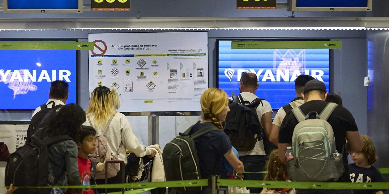EuropaPress 6912415 grupo personas puesto facturacion ryanair aeropuerto adolfo suarez