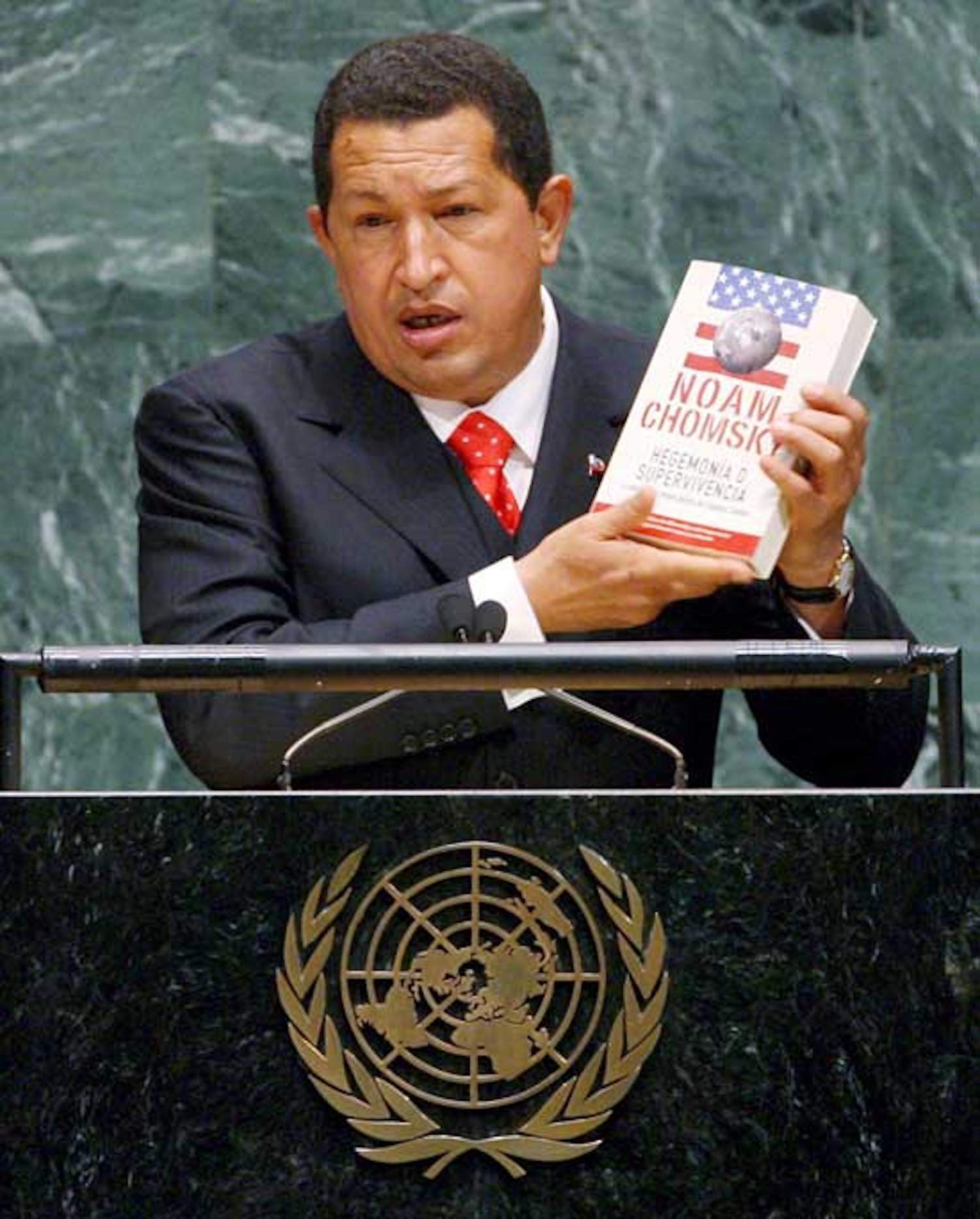 El president de Veneçuela Hugo Chavez va recomenar el llibe de Chomsky en el 2006 El president de Veneçuela Hugo Chavez va recomenar el llibe de Chomsky en el 2006