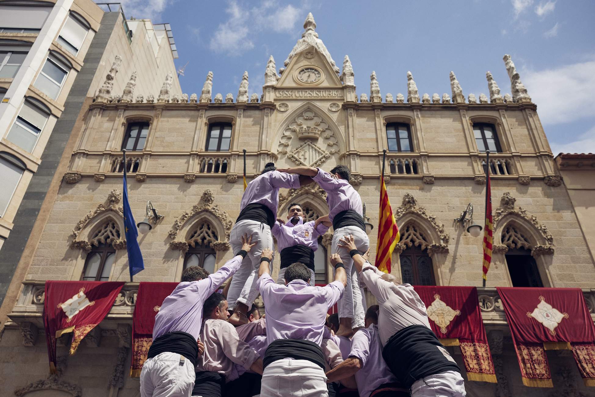 Quan la base trontolla, els menors cauen: la metàfora castellera de 'Pubertat'