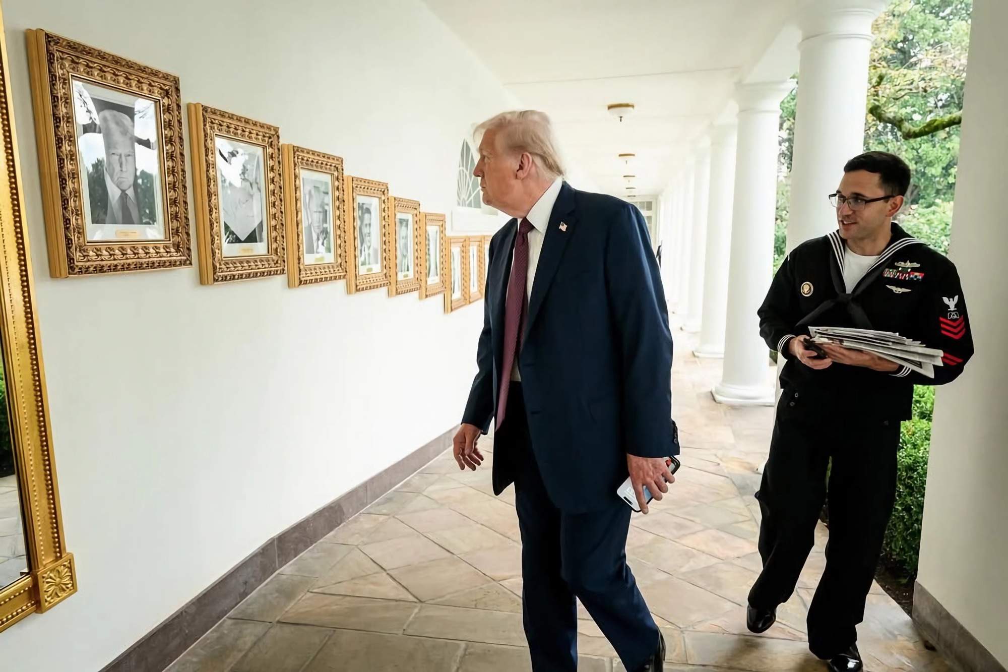 Trump esborra Biden de la Casa Blanca i el substitueix per una signatura de boli automàtic