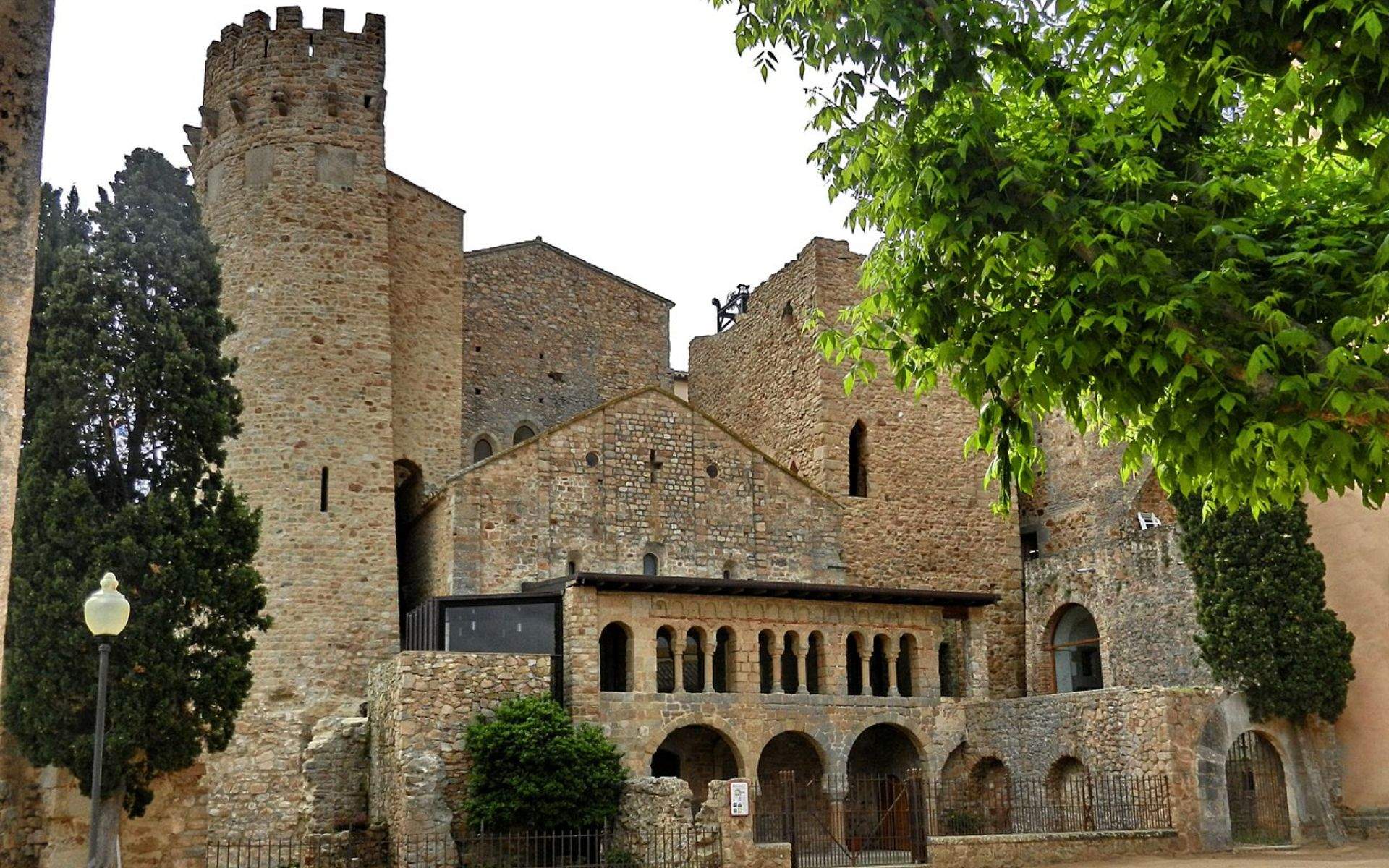 El monasterio fortificado del Baix Empordà que esconde siglos de historia: ¿lo conoces?