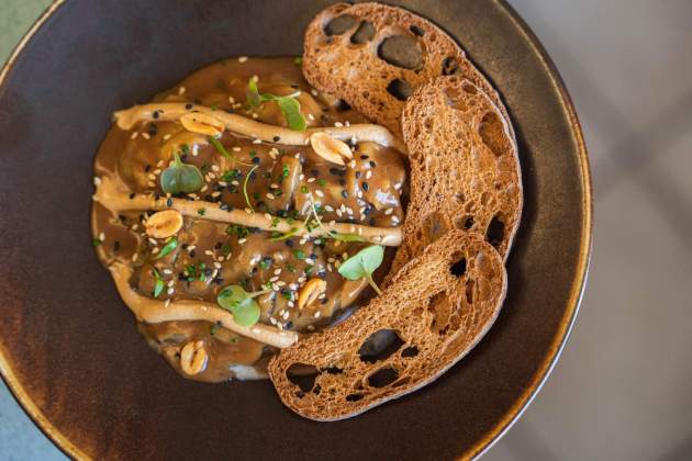 La berenjena escalivada con burrata y vinagreta de miso rojo y anacardos del Casa Fina / Foto: Jordi Domènech