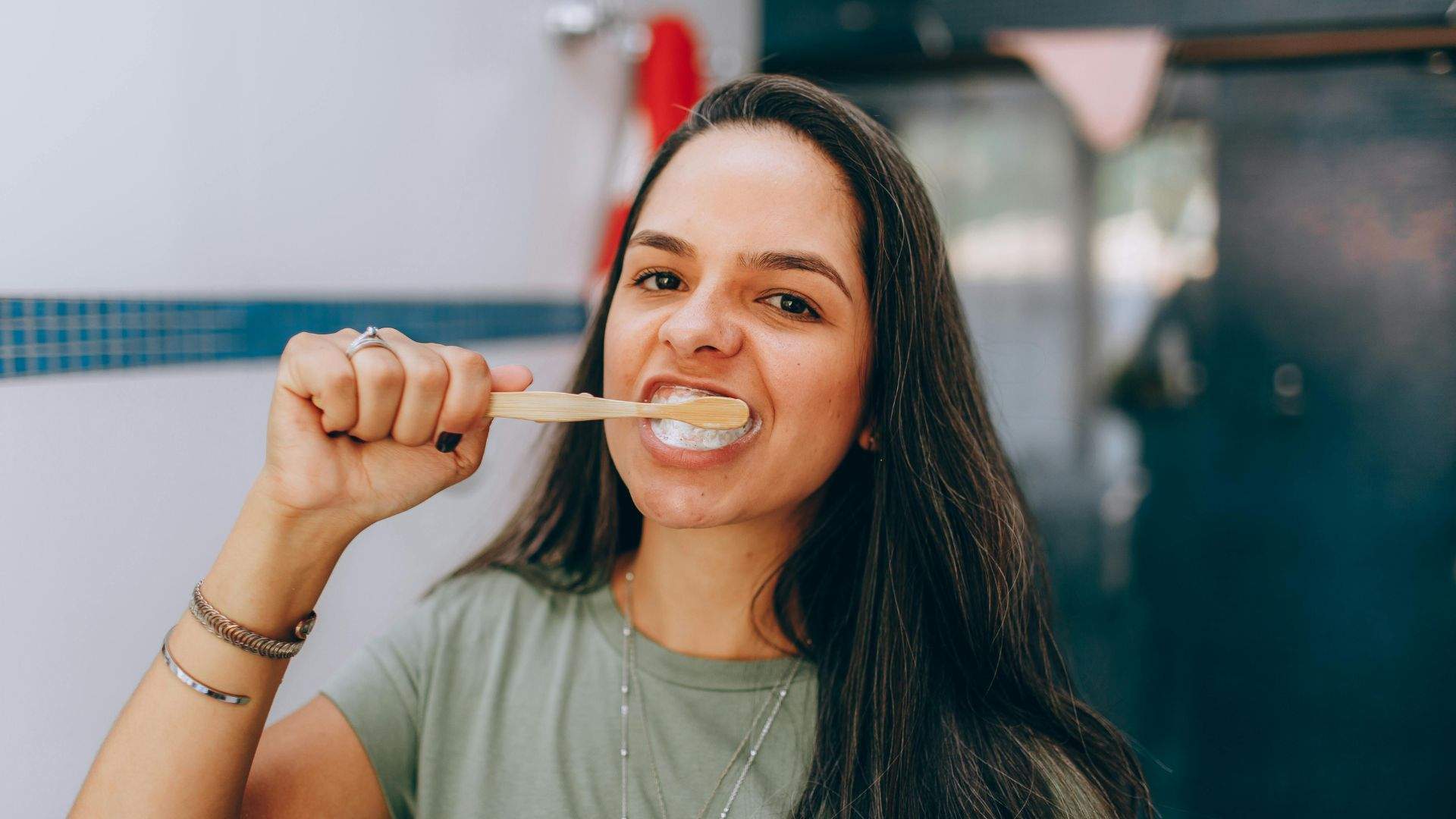 El error que comete mucha gente al cepillarse los dientes y que reduce la efectividad de la pasta dental