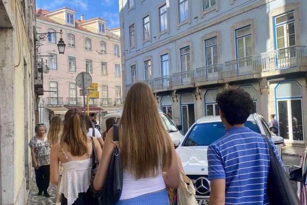 infanta sofia dando un paseo con sus compañeros