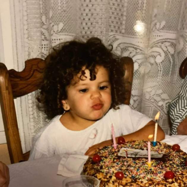 Rosalía de petita bufant les espelmes pel seu aniversari   Instagram