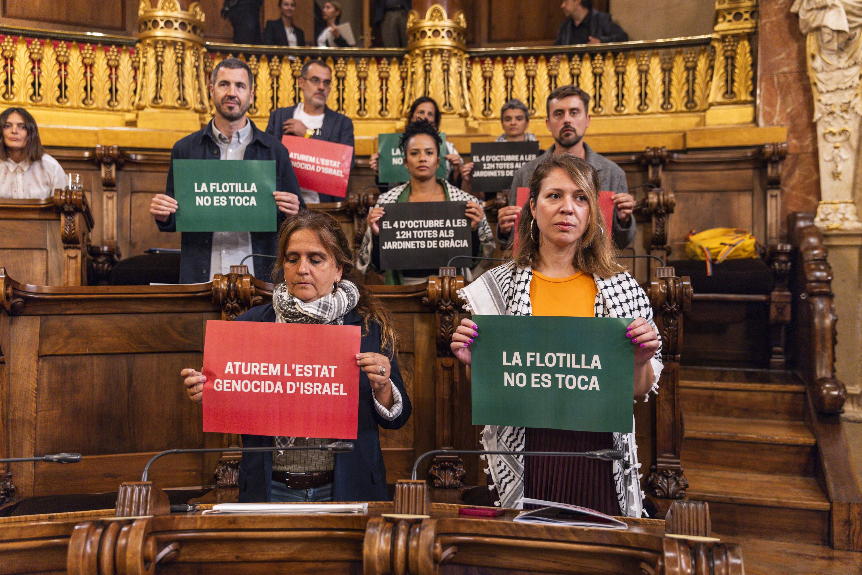 La flotilla de Colau i Coronas irromp al plenari municipal de Barcelona