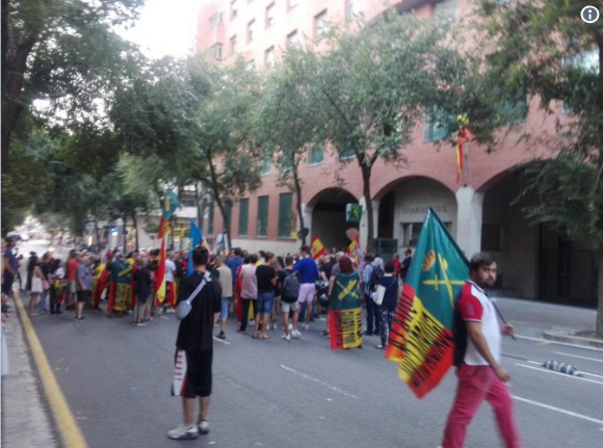 Manifestació ultra davant la caserna de la Guàrdia Civil de Gràcia
