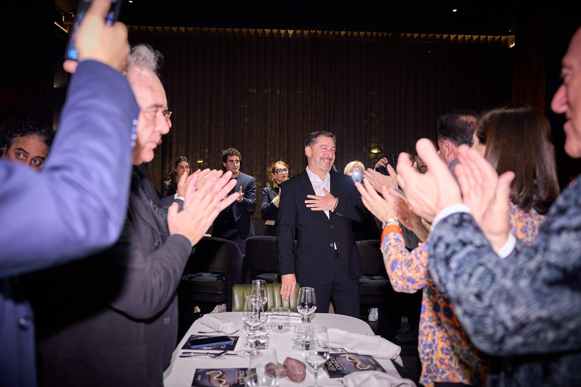 Una vintena de xefs Michelin reten homenatge a Joan Roca amb el documental 'Uno de los nuestros'