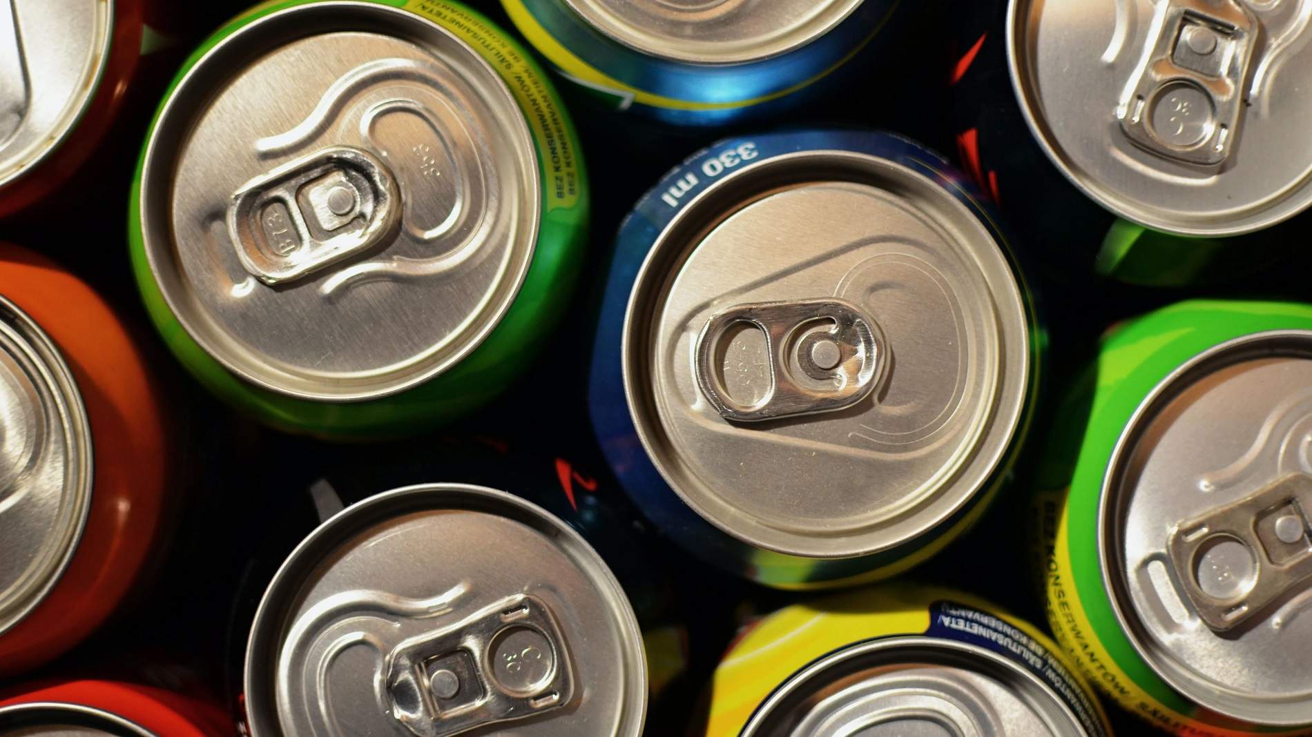 Limpiar la lata de refresco con una servilleta antes de beber: esto es lo que pasa