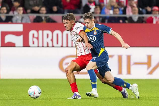 Rincón i Pol Lozano lluiten per una pilota durant el Girona - Espanyol / Foto: EFE