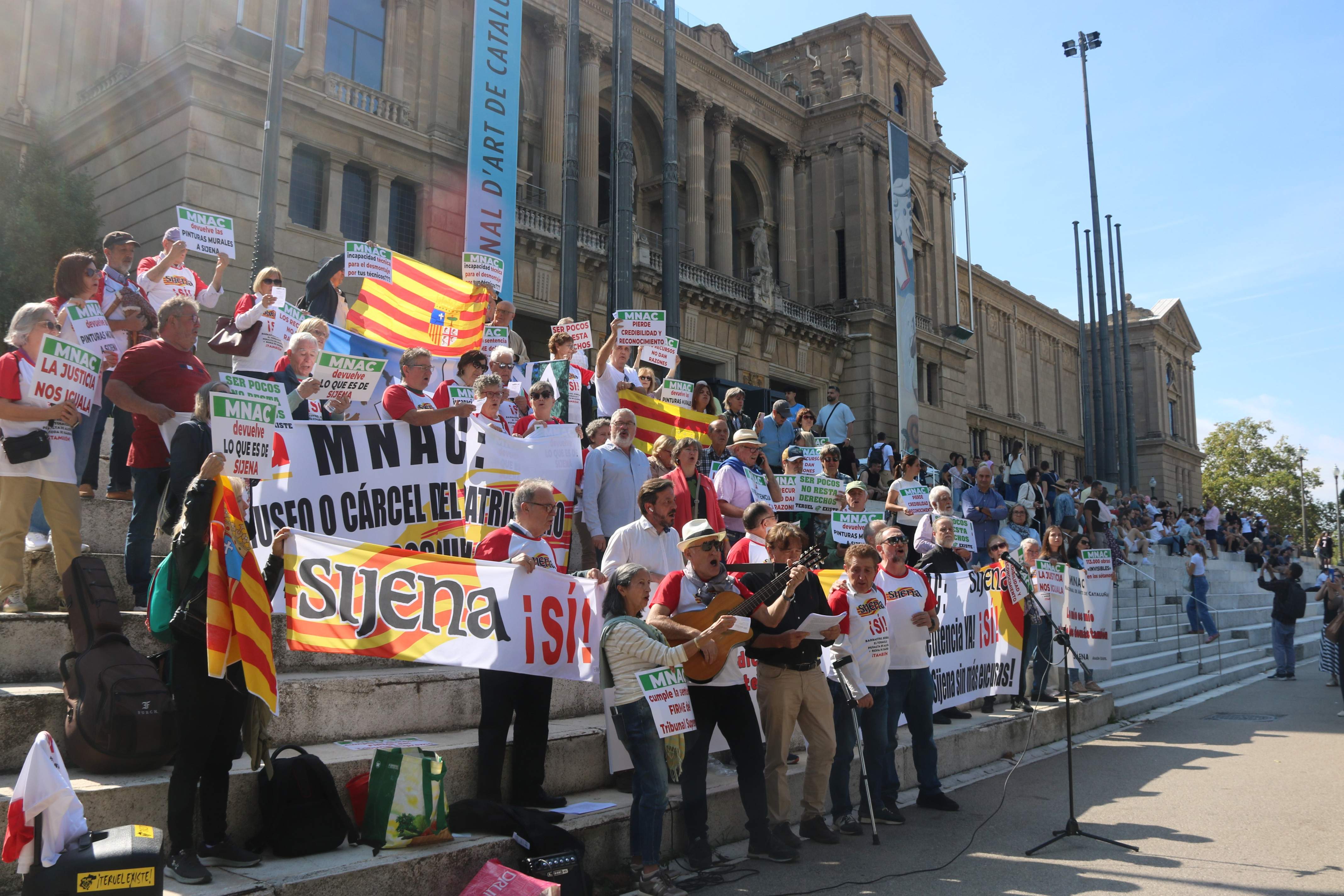 La protesta aragonesa en el MNAC por las pinturas de Sijena pincha: asisten una cincuentena de personas