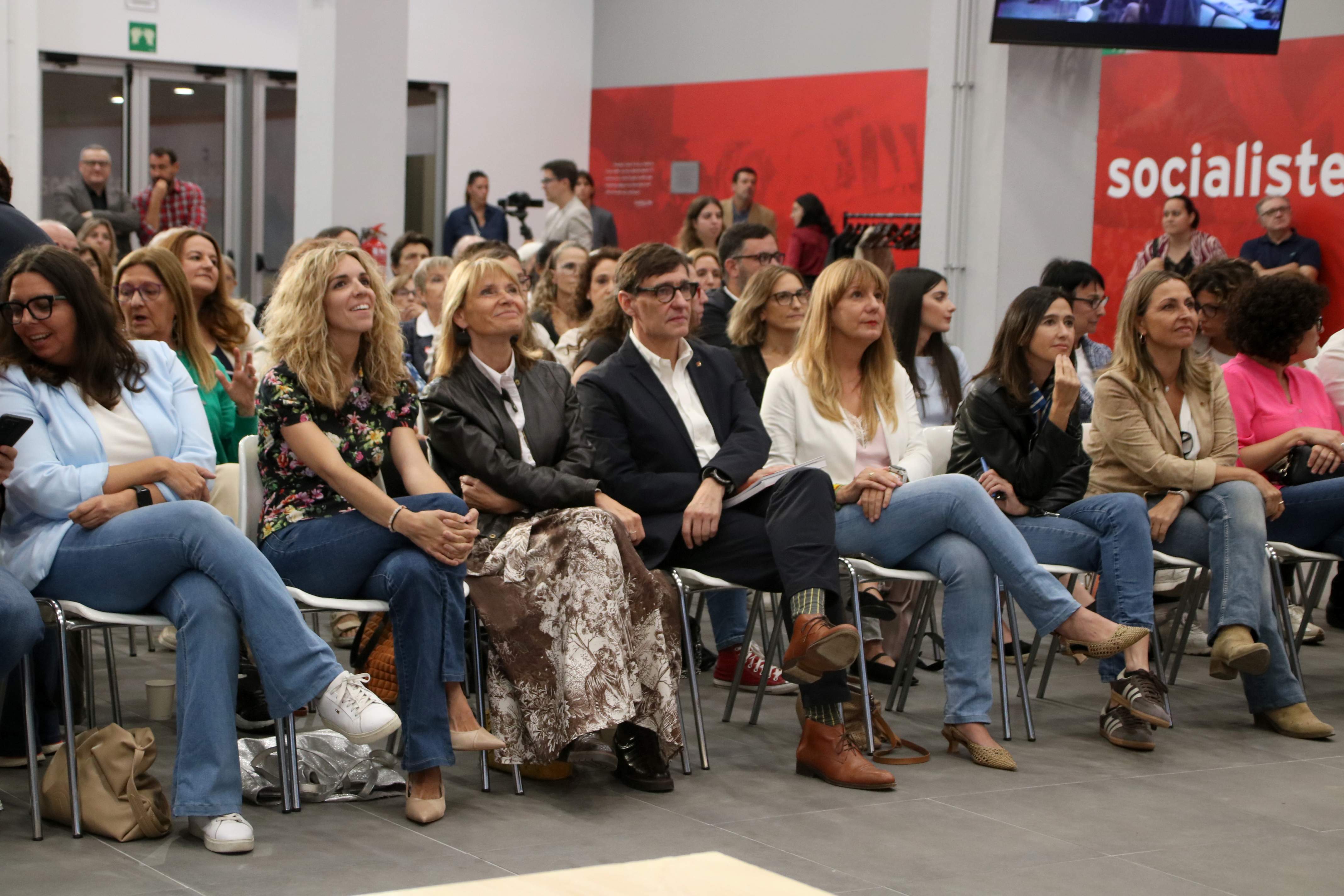 El poder transformador de las mujeres, la receta de Illa para "frenar la oleada reaccionaria"