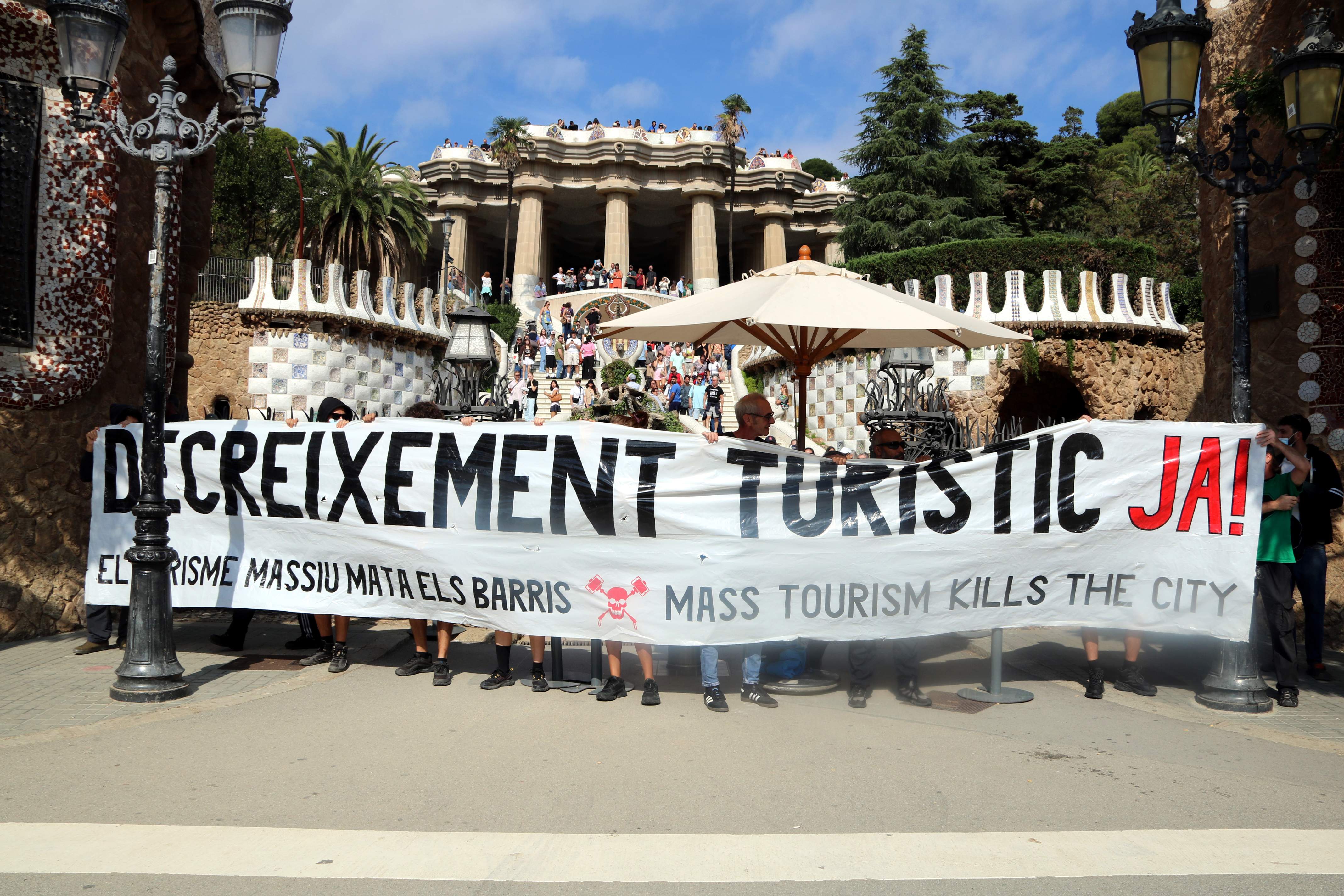 Atacan con pistolas de agua a los turistas del Park Güell en una protesta contra el turismo masivo